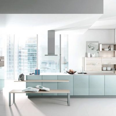 Häcker Küchen Systemat Design AV 2030 Ozeanblau metallic, Hochglanz Lack + AV 5083 Pinie-weiß Furnier | Miele Center Höpperger Küchen Innsbruck | Küchen Tirol