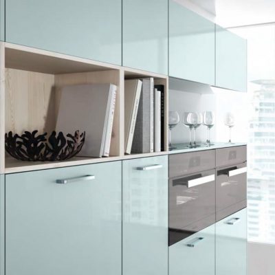 Häcker Küchen Systemat Design AV 2030 Ozeanblau metallic, Hochglanz Lack + AV 5083 Pinie-weiß Furnier | Miele Center Höpperger Küchen Innsbruck | Küchen Tirol