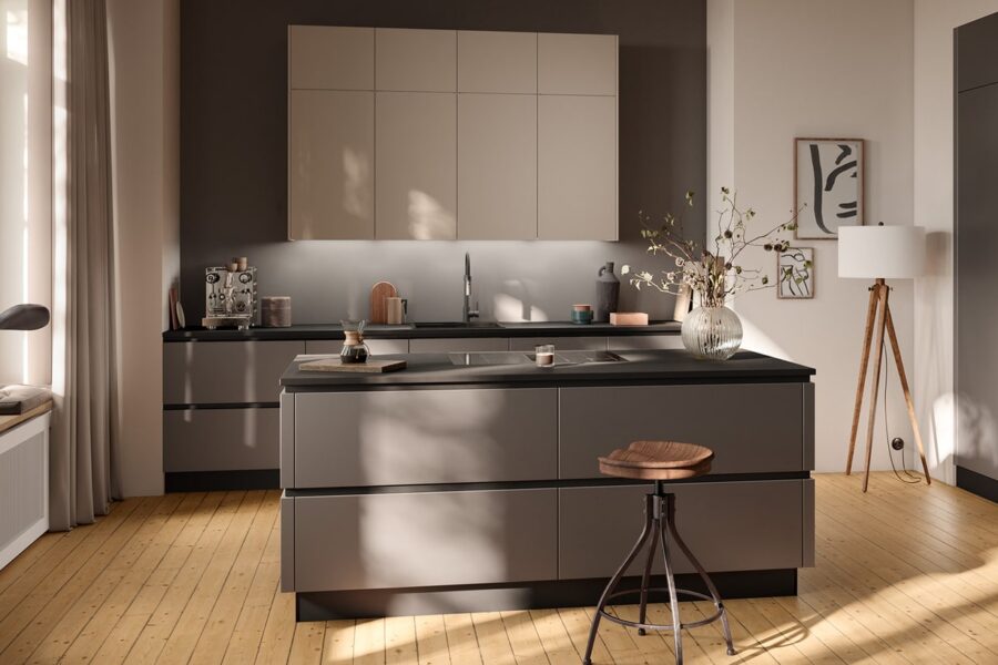 Moderne Küche mit Holz und Lackoberfläche, mit Kochtisch und individuellem Design